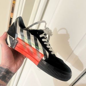 OFF WHITE VULC LOW FUSCHIA